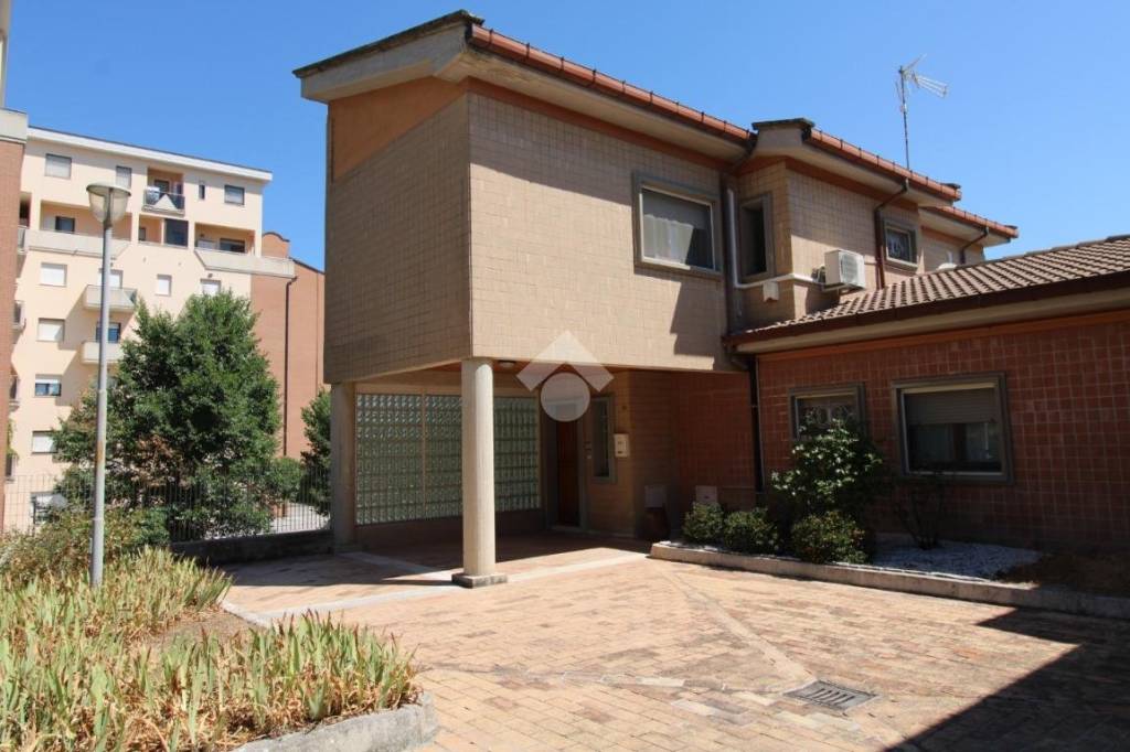 casa indipendente in vendita a Campobasso in zona Vazzieri
