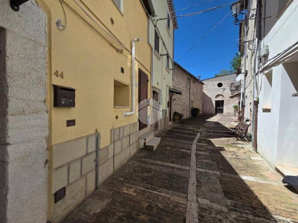 casa indipendente in vendita a Campobasso in zona Centro Città