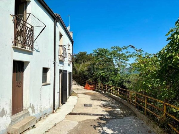 casa indipendente in vendita a Montemitro
