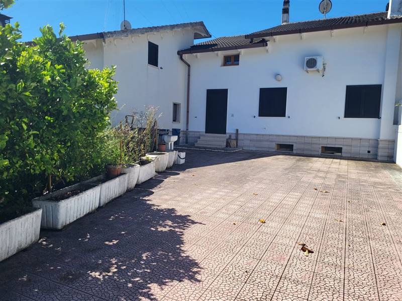 casa indipendente a San Giacomo degli Schiavoni in zona Colle della Stella