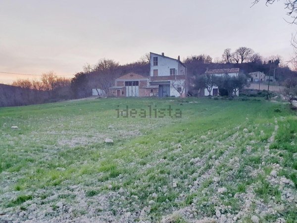 casa indipendente in vendita a Tavenna