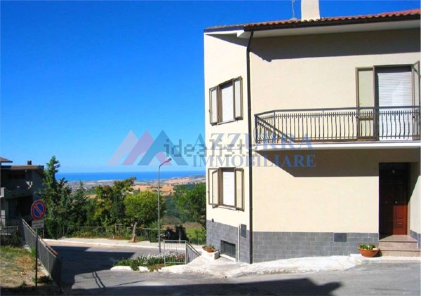 casa indipendente in vendita a Tavenna
