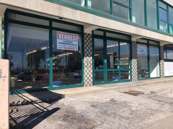 locale commerciale in vendita a Termoli