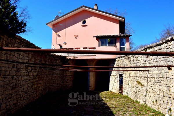 casa indipendente in vendita a Vinchiaturo