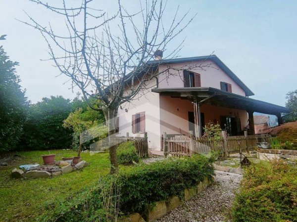 casa indipendente in vendita a Vinchiaturo