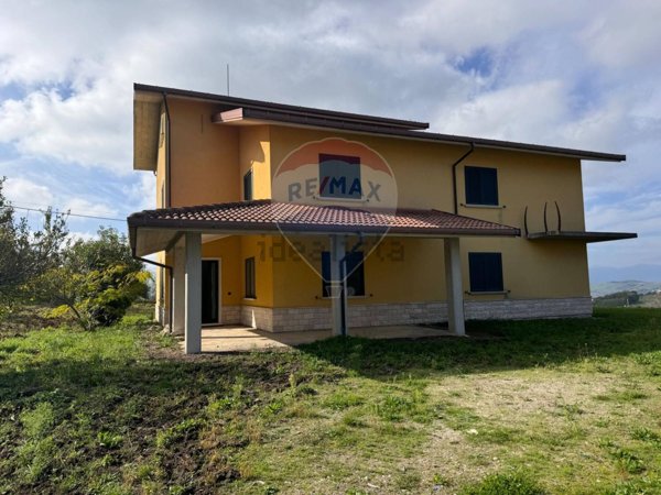 casa indipendente in vendita a Vinchiaturo