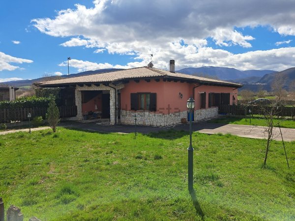 casa indipendente in vendita a Vinchiaturo