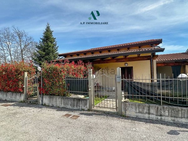 casa indipendente in vendita a Vinchiaturo