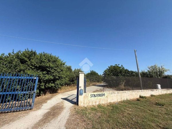 locale commerciale in vendita ad Apricena