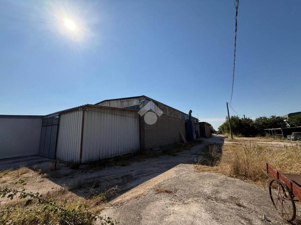 locale commerciale in vendita ad Apricena