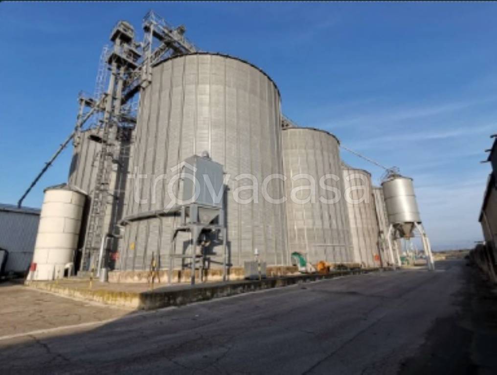 locale commerciale in vendita ad Apricena