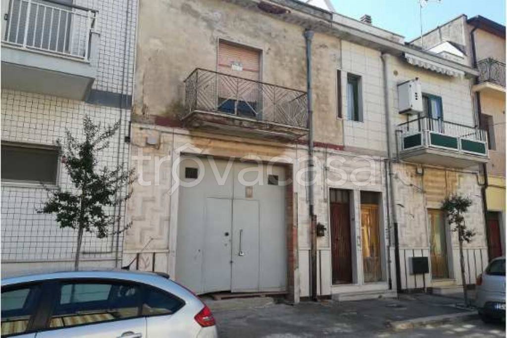 negozio in vendita ad Apricena