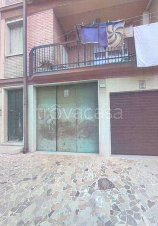 locale commerciale in vendita ad Apricena