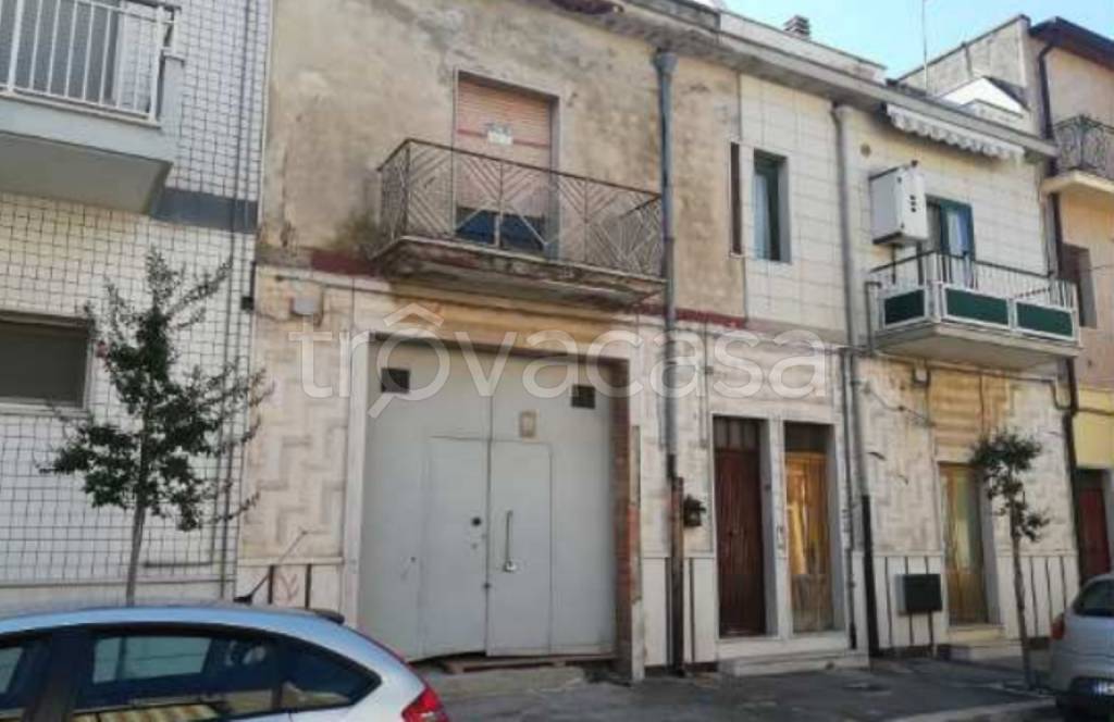 negozio in vendita ad Apricena