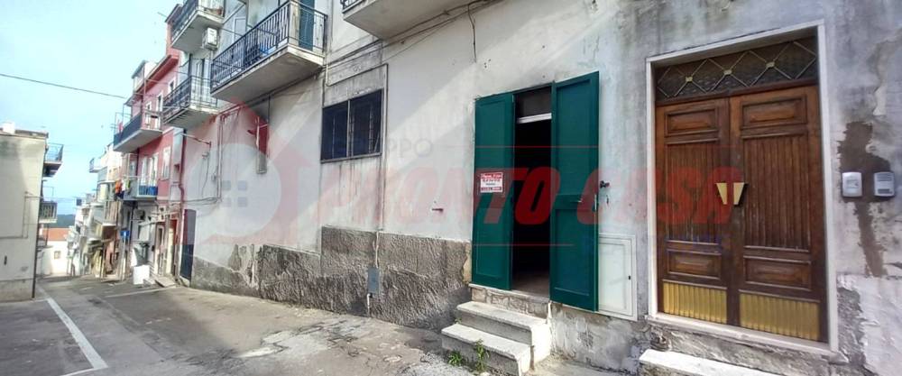 locale commerciale in vendita a Cagnano Varano