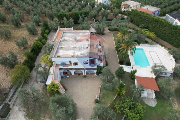 casa indipendente in vendita a Cagnano Varano