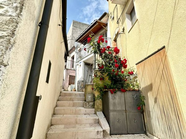 casa indipendente in vendita a Carlantino