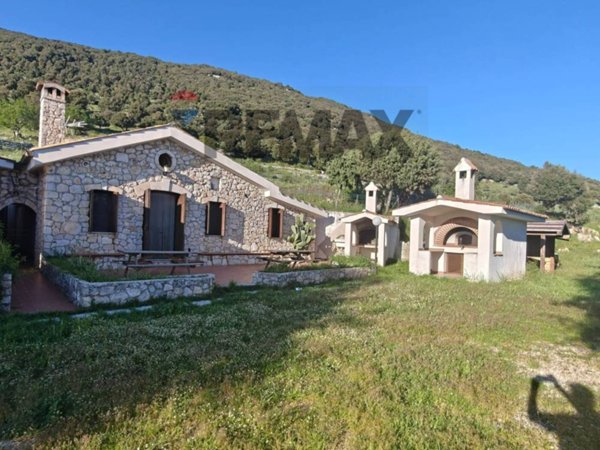 casa indipendente in vendita a Carlantino