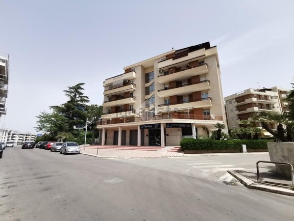 locale commerciale in vendita a Cerignola