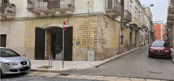 locale commerciale in vendita a Cerignola