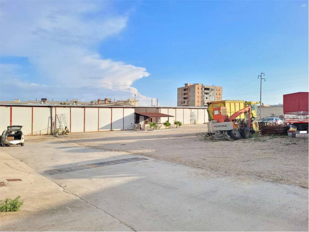 locale commerciale in vendita a Cerignola