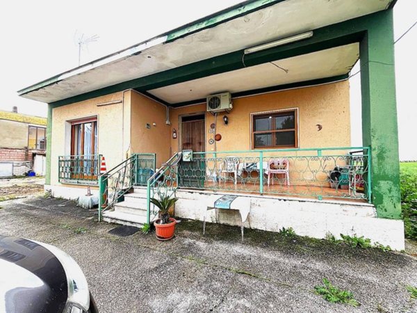 casa indipendente in vendita a Cerignola in zona Tressanti