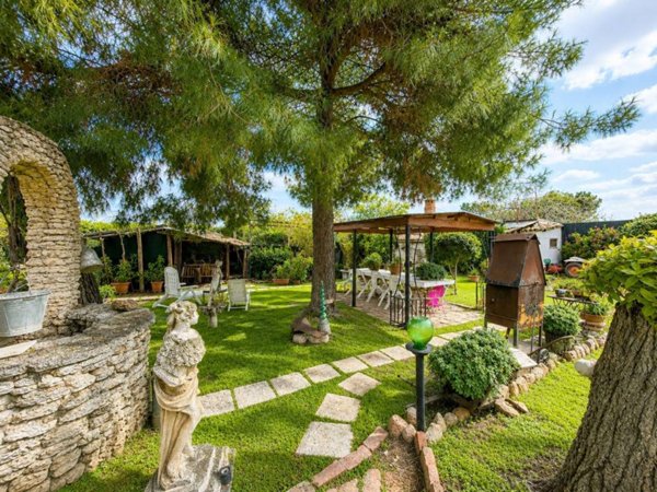 casa indipendente in vendita a Cerignola in zona Tressanti