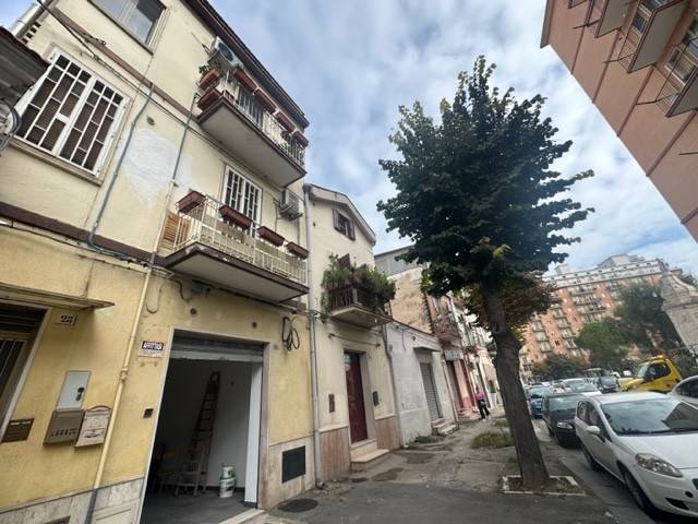 negozio in vendita a Foggia in zona Candelaro