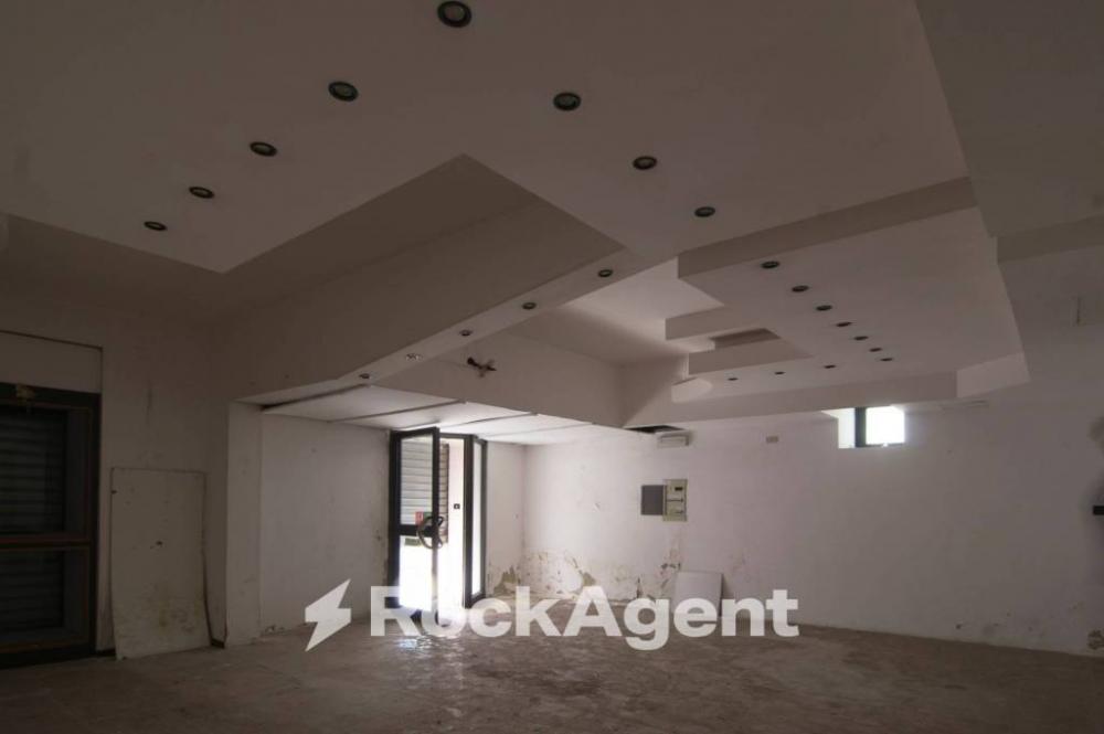 locale commerciale in vendita a Foggia in zona Centro Città