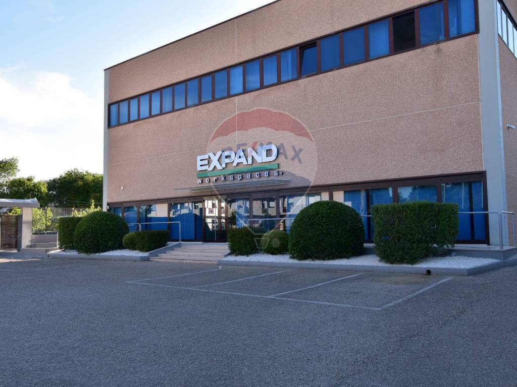 negozio in vendita a Foggia in zona Villaggio Artigiani