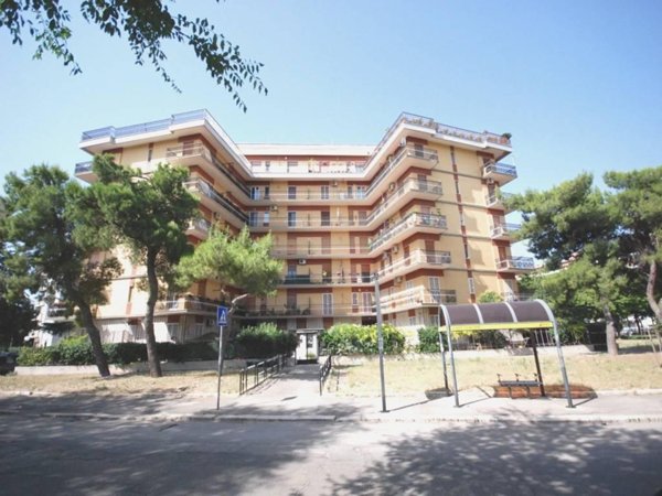negozio in vendita a Foggia in zona Macchia Gialla
