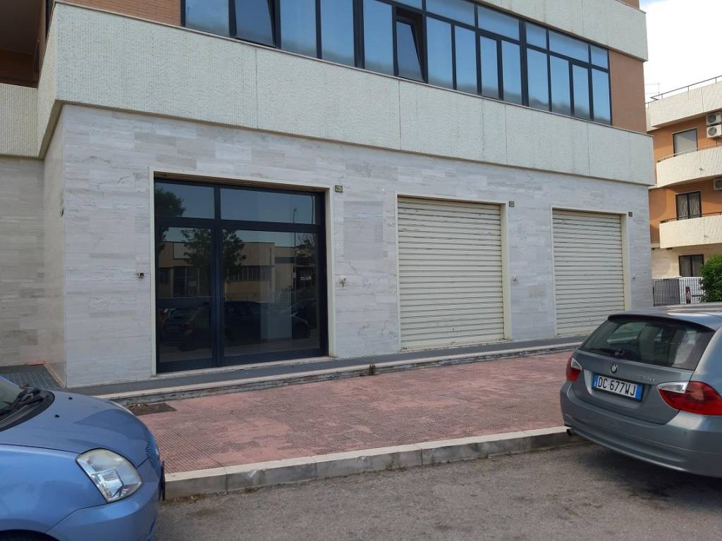 negozio in vendita a Foggia in zona Villaggio Artigiani