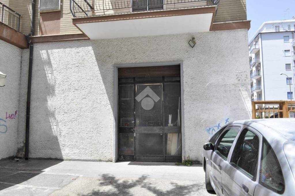 locale commerciale in vendita a Foggia in zona Immacolata / San Pio X