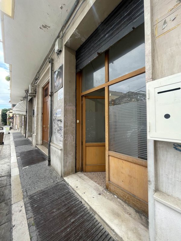 negozio in vendita a Foggia in zona Centro Città