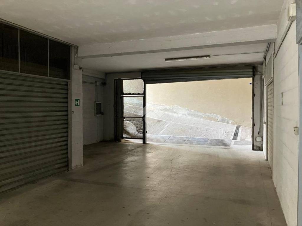 locale commerciale in vendita a Foggia in zona Villaggio Artigiani