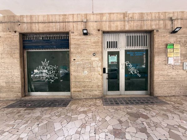 negozio in vendita a Foggia in zona Centro Città