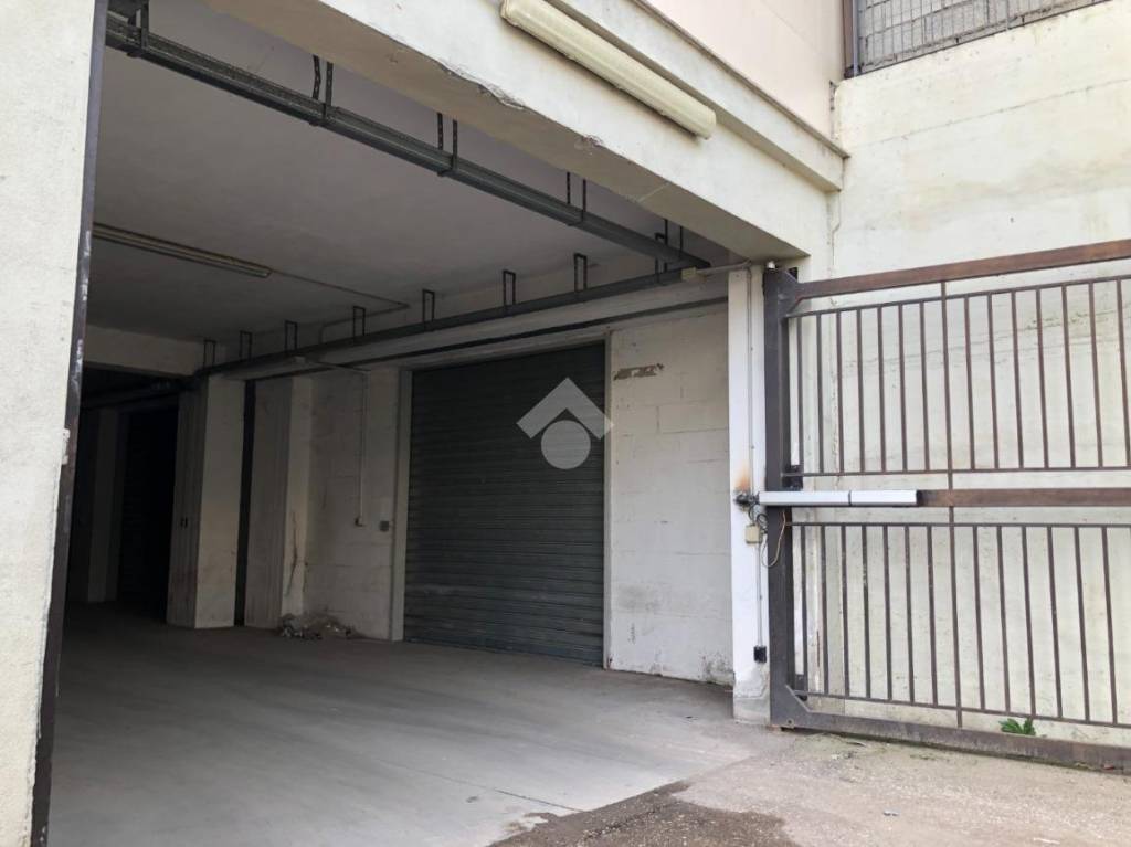 locale commerciale in vendita a Foggia in zona Fiera