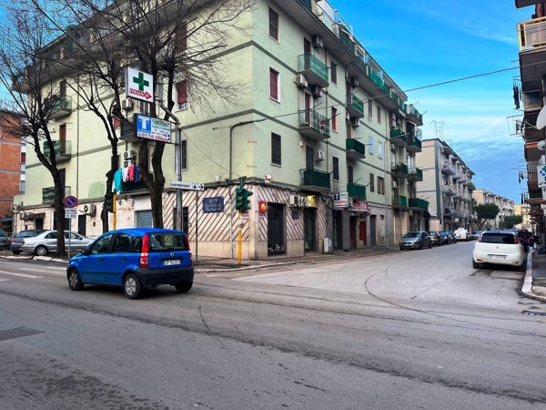 negozio in vendita a Foggia in zona Candelaro