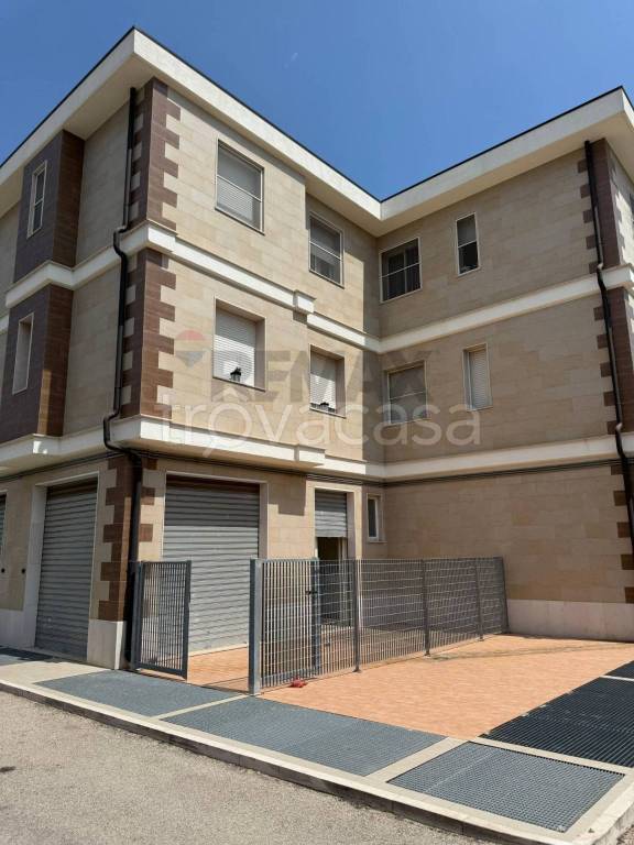 negozio in vendita a Foggia in zona Villaggio Artigiani