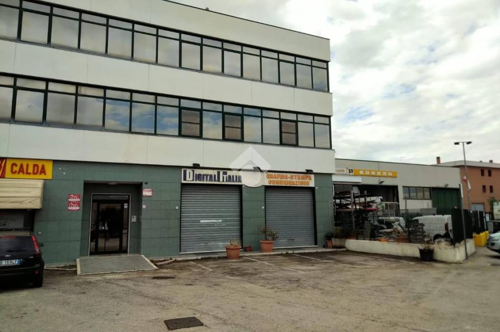 negozio in vendita a Foggia in zona Villaggio Artigiani