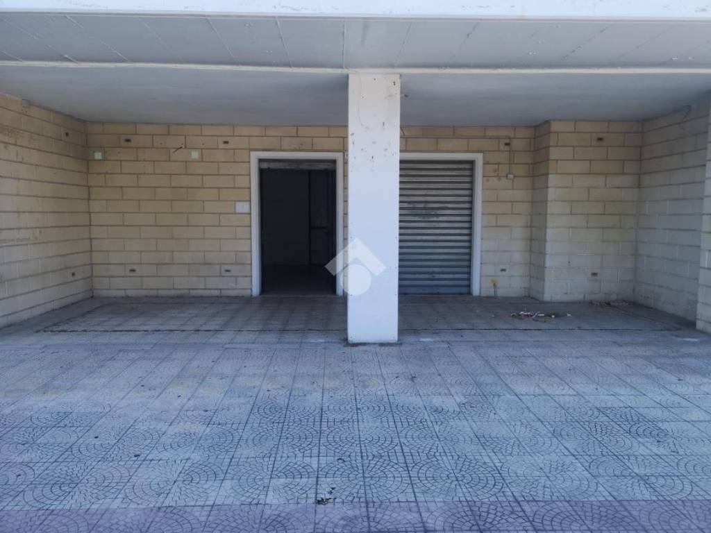 negozio in vendita a Foggia in zona Macchia Gialla
