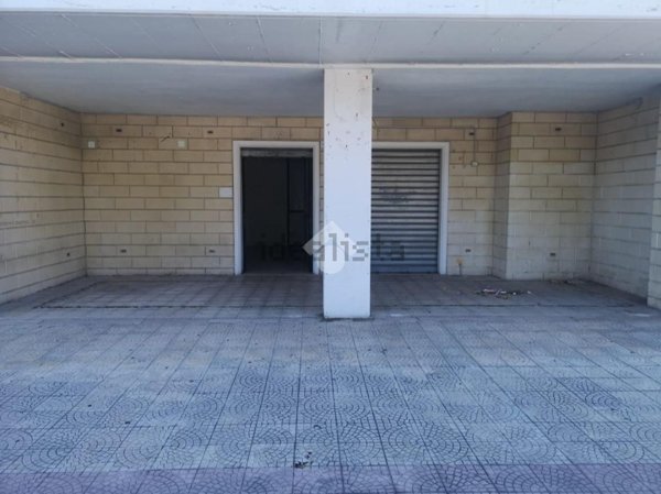 negozio in vendita a Foggia in zona Macchia Gialla
