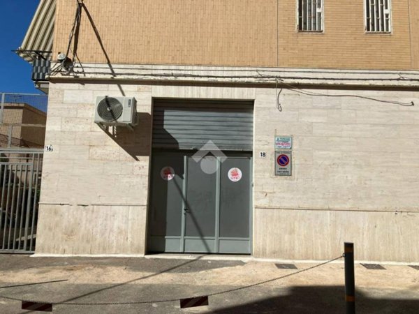 locale commerciale in vendita a Foggia in zona San Ciro