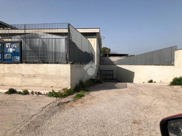 locale commerciale in vendita a Foggia in zona Fiera