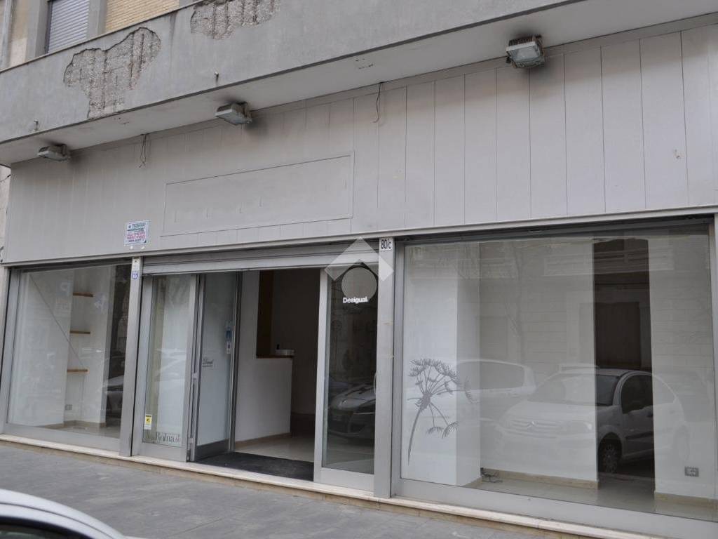 negozio in vendita a Foggia in zona Centro Città