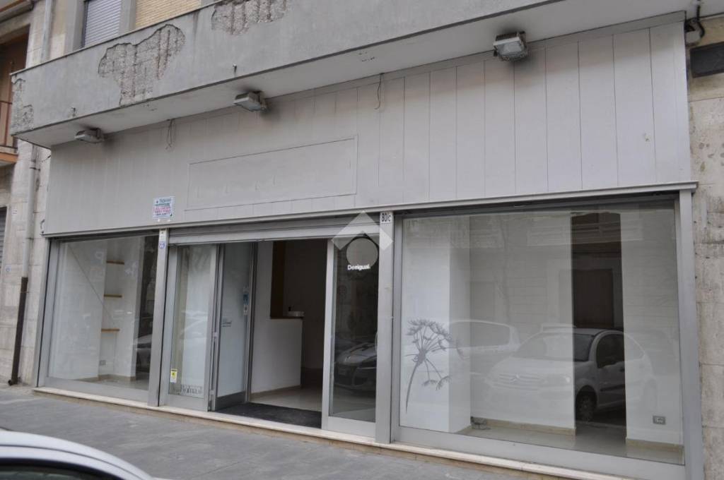 negozio in vendita a Foggia in zona Centro Città