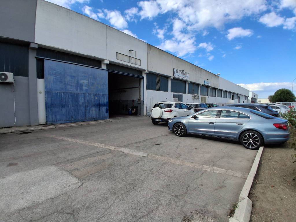 negozio in vendita a Foggia in zona Villaggio Artigiani