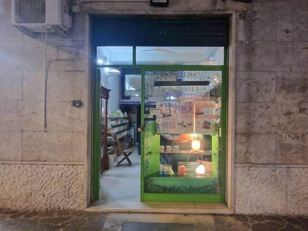 negozio in vendita a Foggia in zona Centro Città