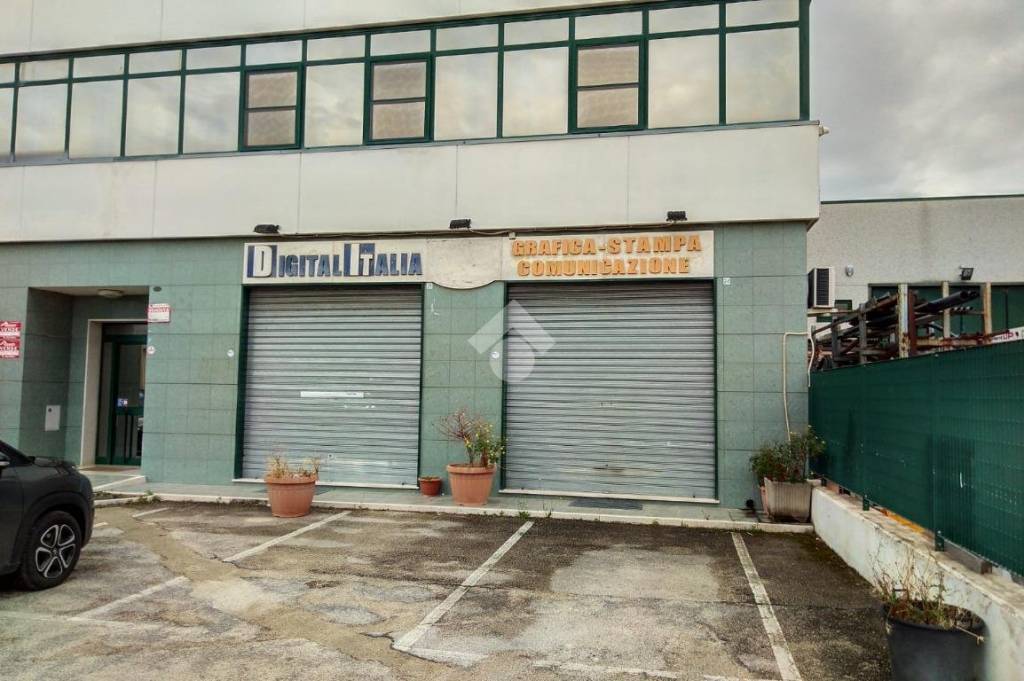 negozio in vendita a Foggia in zona Villaggio Artigiani