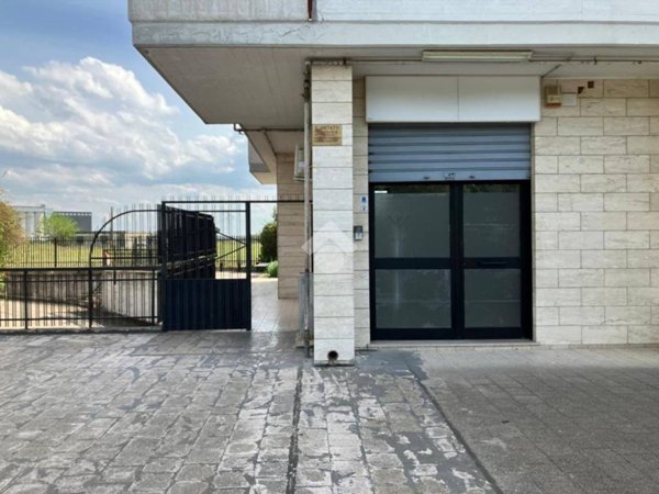 negozio in vendita a Foggia in zona Fiera